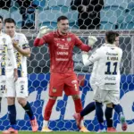 Goleiro Mongelos, do Sportivo Luqueño, contra o Grêmio