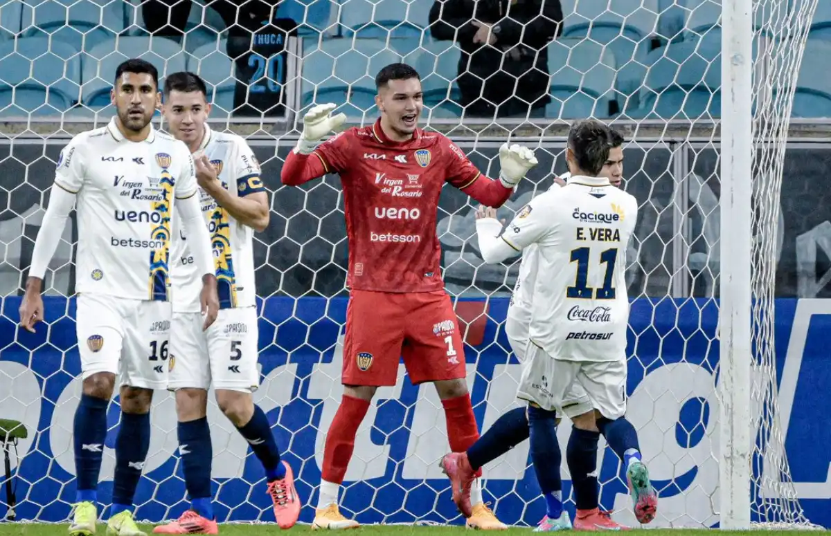 Goleiro Mongelos, do Sportivo Luqueño, contra o Grêmio