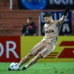 Goleiro Tiago Volpi chutando a bola em lance do jogo do Grêmio contra o Godoy Cruz, pela Copa Sul-Americana-2025