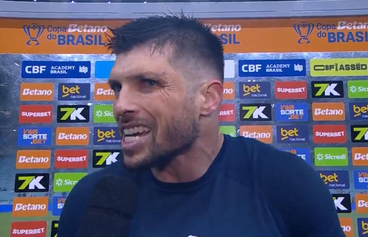 Goleiro Tiago Volpi, do Grêmio, reclamando da arbitragem em entrevista