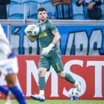 Goleiro Tiago Volpi com a bola na mão em jogo do Grêmio contra o Godoy Cruz, na Arena, pela Sul-Americana 2025