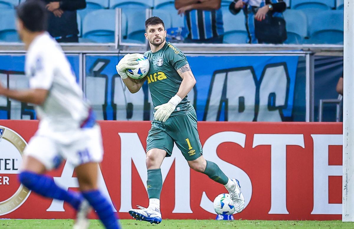 Goleiro Tiago Volpi com a bola na mão em jogo do Grêmio contra o Godoy Cruz, na Arena, pela Sul-Americana 2025