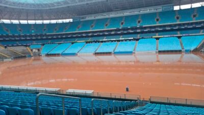 Arena do Grêmio com gramado alagado
