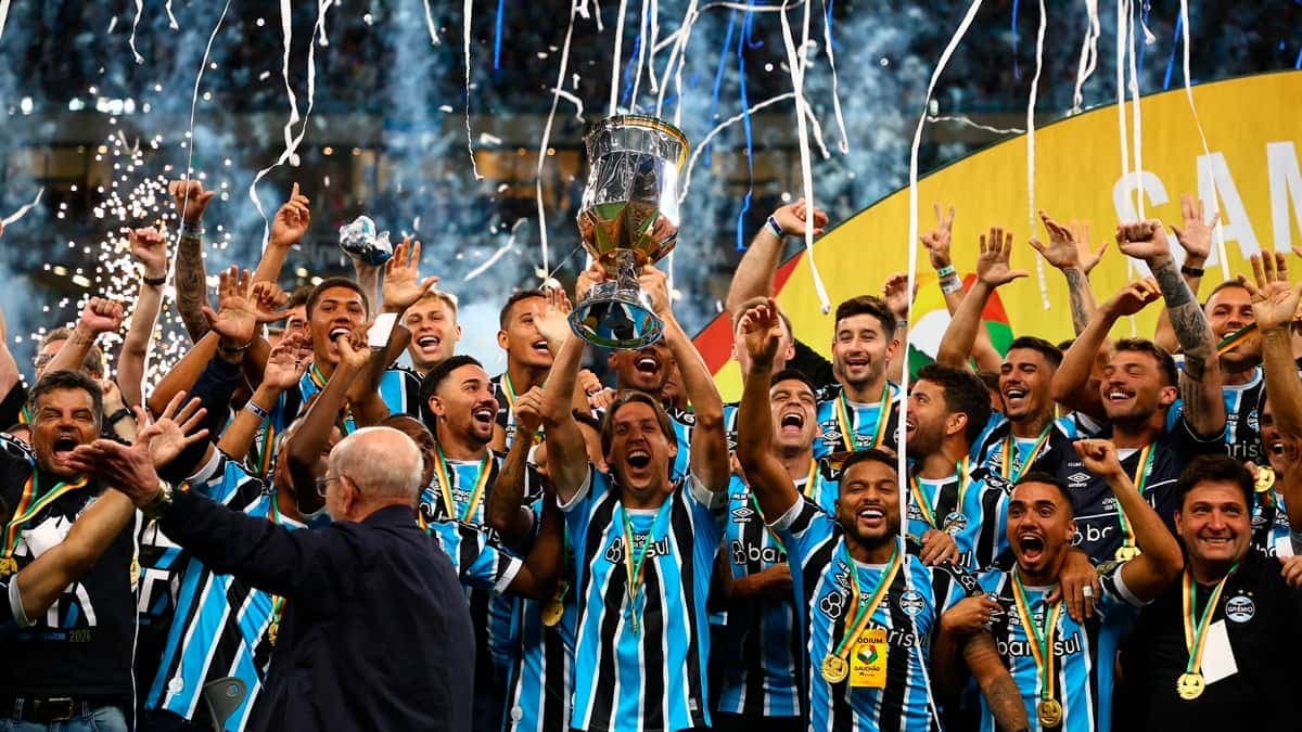 Grêmio levanta taça do Gauchão