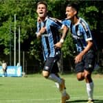 Léo Fenga comemora gol com a camisa do Grêmio