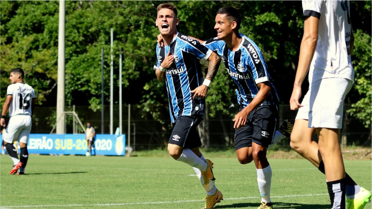 Léo Fenga comemora gol com a camisa do Grêmio