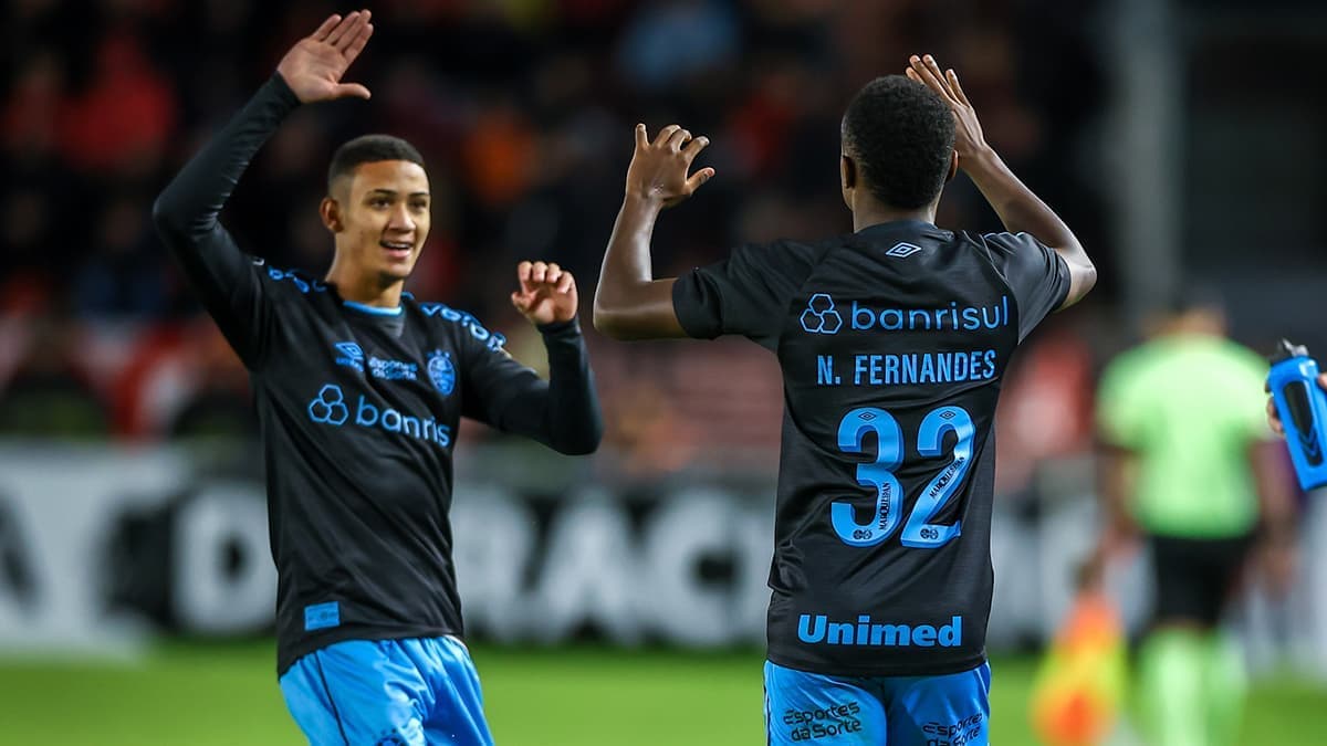 Gustavo Nunes e Nathan Fernandes pelo Grêmio