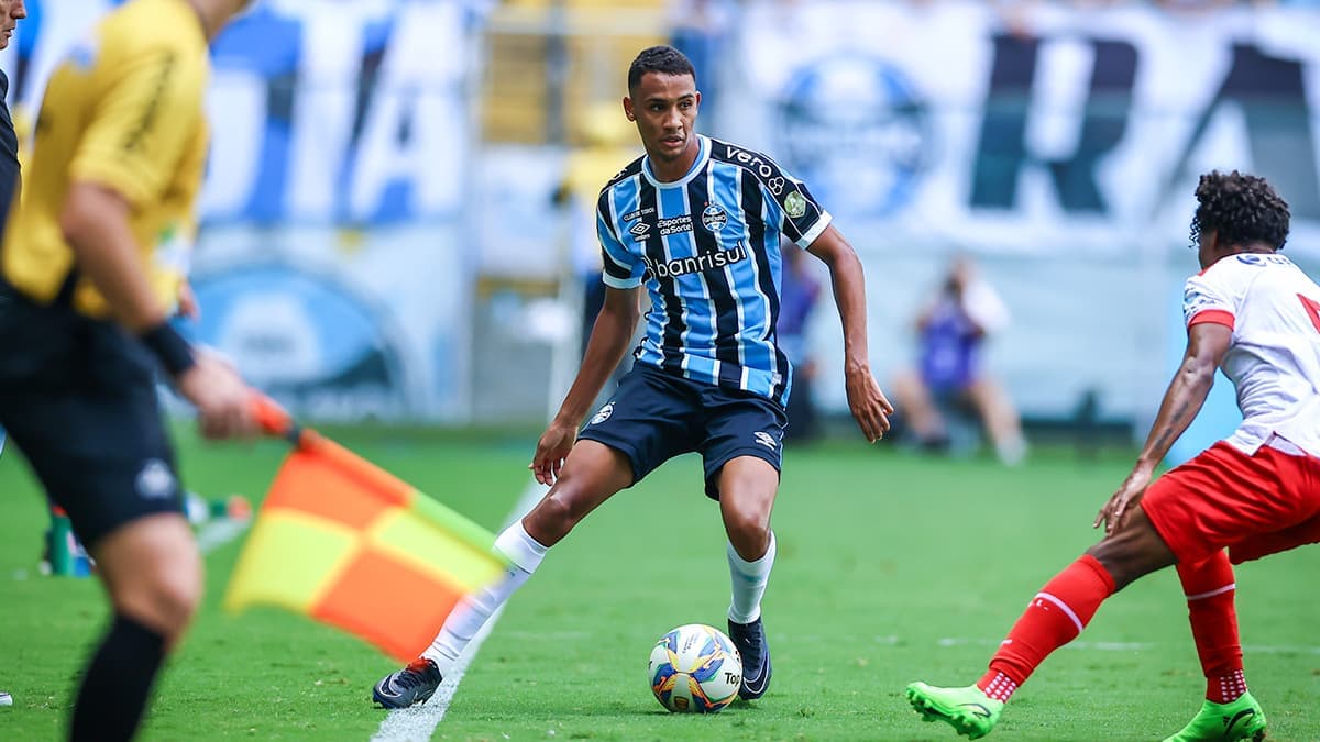 Gustavo Nunes pelo Grêmio