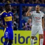 Barcos, ex-Grêmio, faz gol contra o Boca Juniors