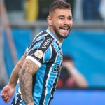 João Pedro comemora gol pelo Grêmio