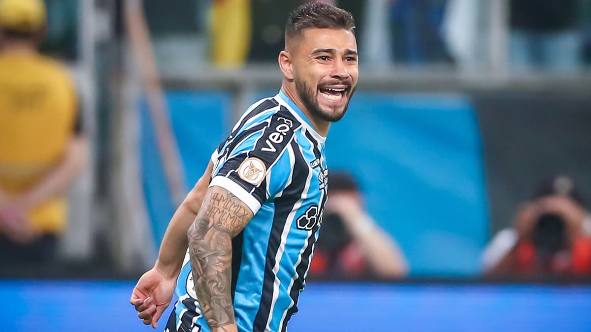 João Pedro comemora gol pelo Grêmio