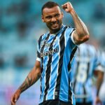 João Pedro Galvão pelo Grêmio