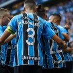 Jogadores do Grêmio comemoram se abraçam em gol contra o Santos, pelo Brasileirão