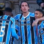 Jogadores do Grêmio comemoram gol