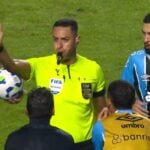Árbitro Rodrigo José Pereira de Lima cercado por jogadores do Grêmio em jogo contra o São Paulo, no Morumbi
