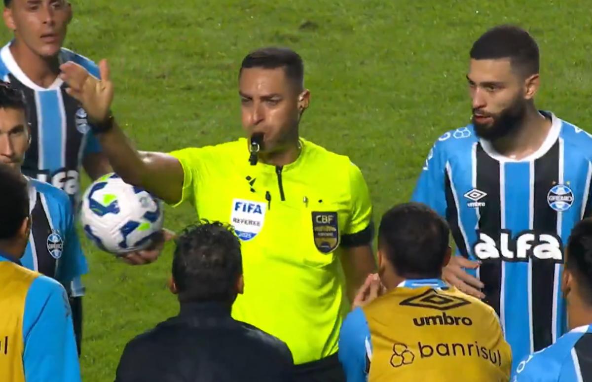 Árbitro Rodrigo José Pereira de Lima cercado por jogadores do Grêmio em jogo contra o São Paulo, no Morumbi