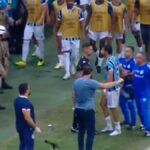 Diego Costa reclama após expulsão no Grêmio