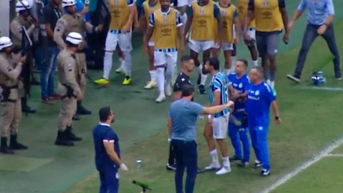 Diego Costa reclama após expulsão no Grêmio