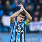 Kannemann aplaudindo torcida em jogo do Grêmio contra o Corinthians, pelo Brasileirão 2025, na Arena