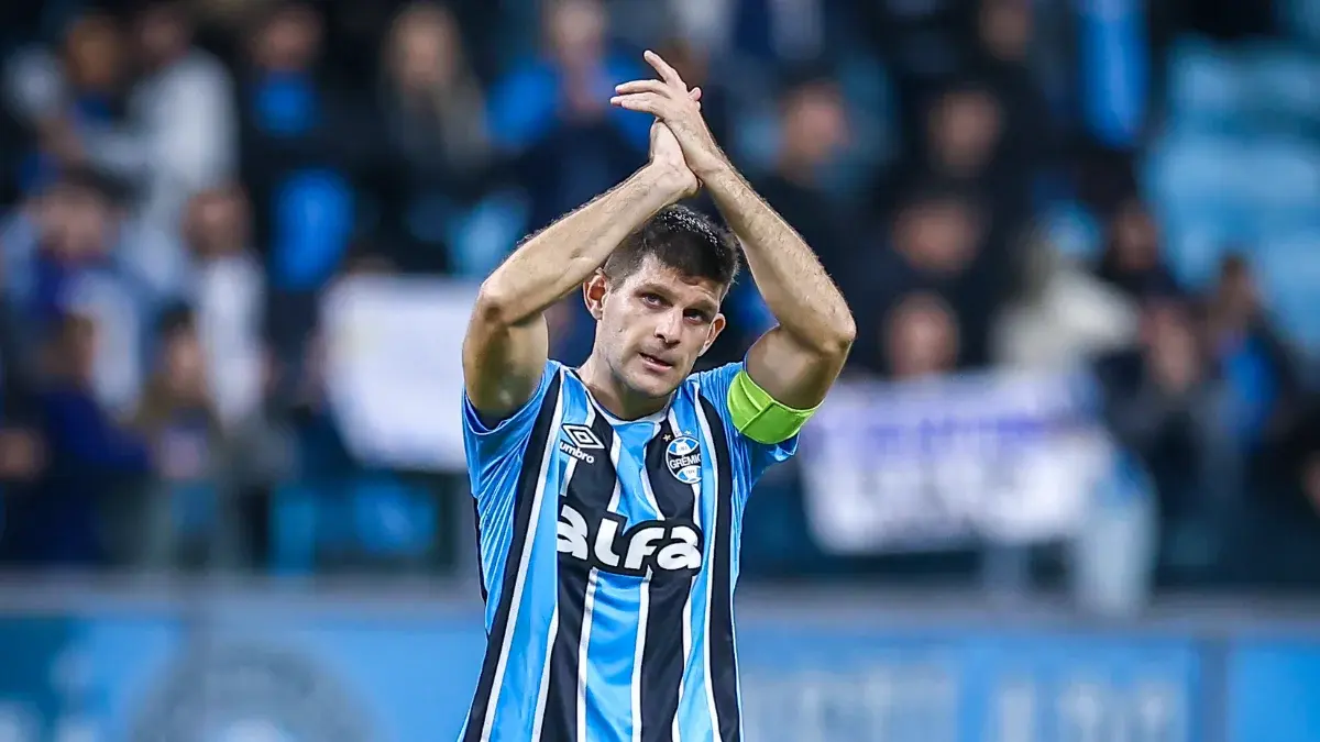 Kannemann aplaudindo torcida em jogo do Grêmio contra o Corinthians, pelo Brasileirão 2025, na Arena