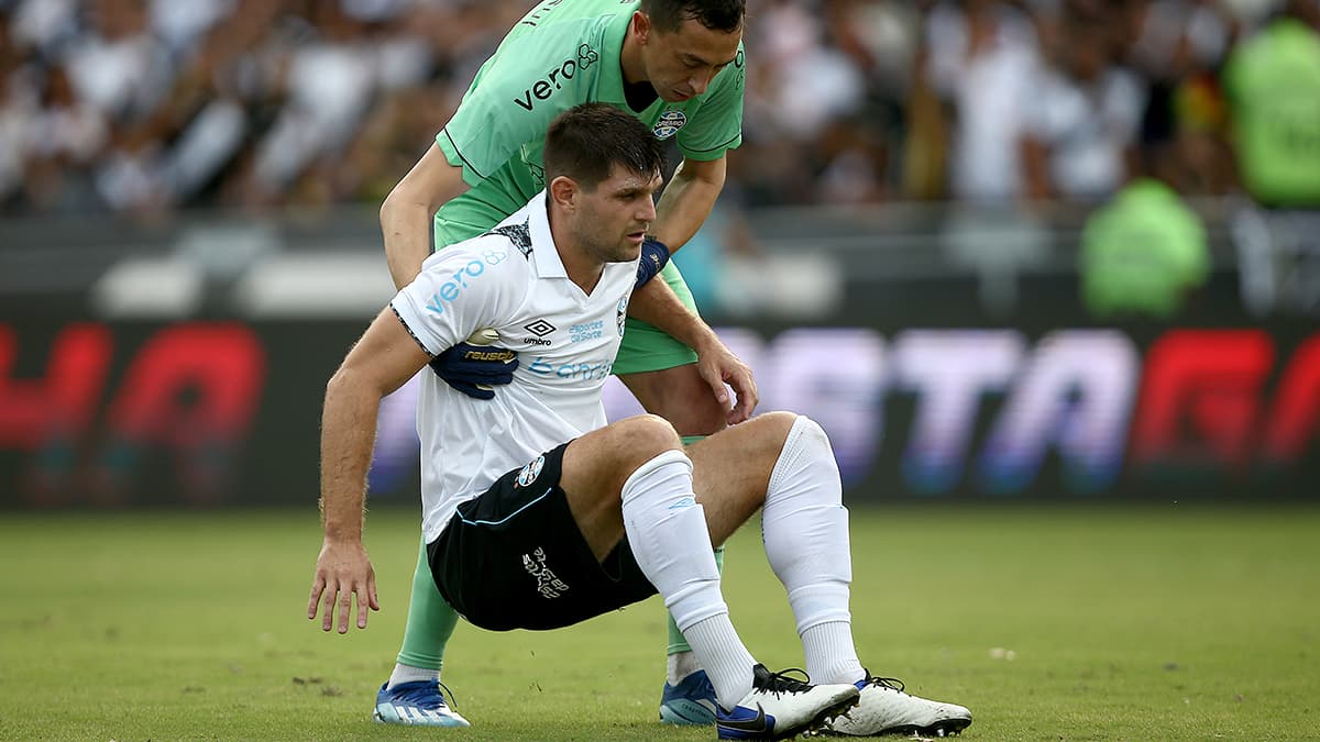 Kannemann, do Grêmio, caído no gramado