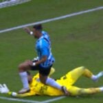 Lance de pênalti para o Grêmio no jogo contra o Bahia