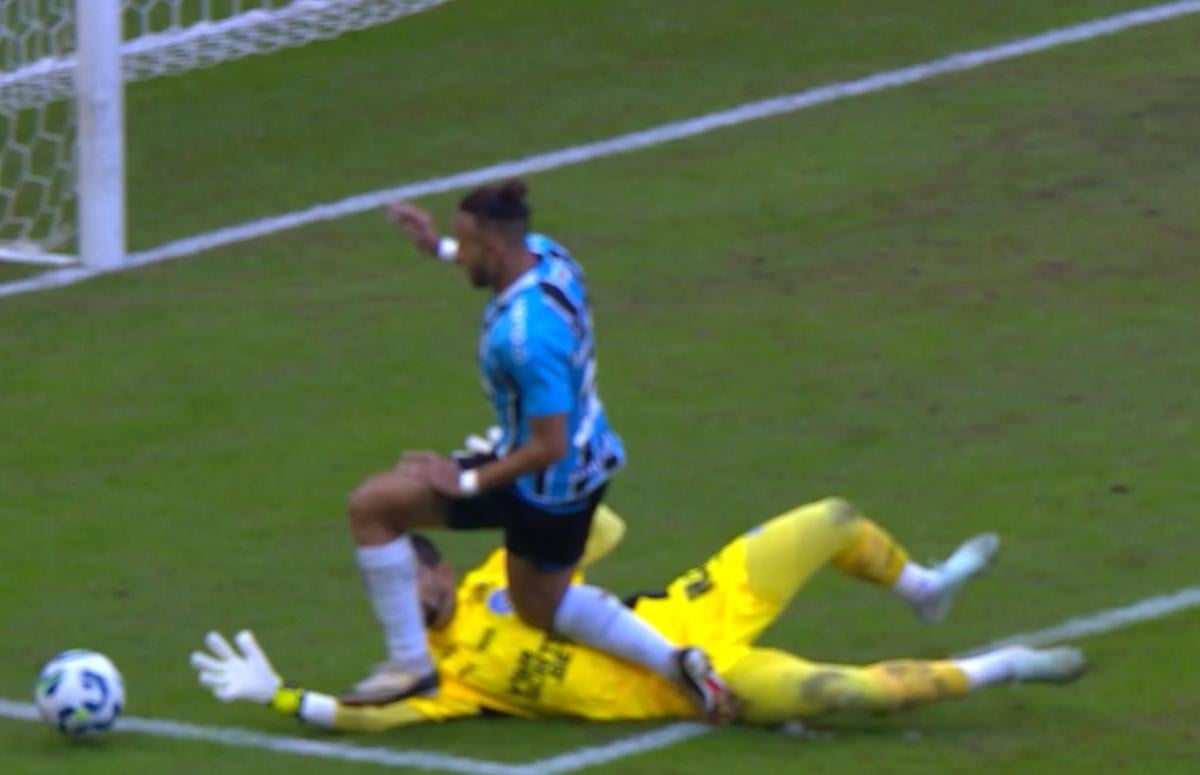 Lance de pênalti para o Grêmio no jogo contra o Bahia