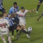 Lance polêmico de pênalti de Camilo, do Grêmio, em Luciano, do São Paulo