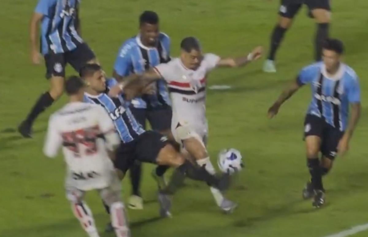 Lance polêmico de pênalti de Camilo, do Grêmio, em Luciano, do São Paulo