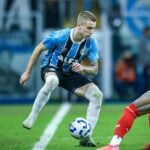 Lateral Igor Serrote em lance do jogo do Grêmio contra o Bragantino, na Arena, pelo Brasileirão 2025