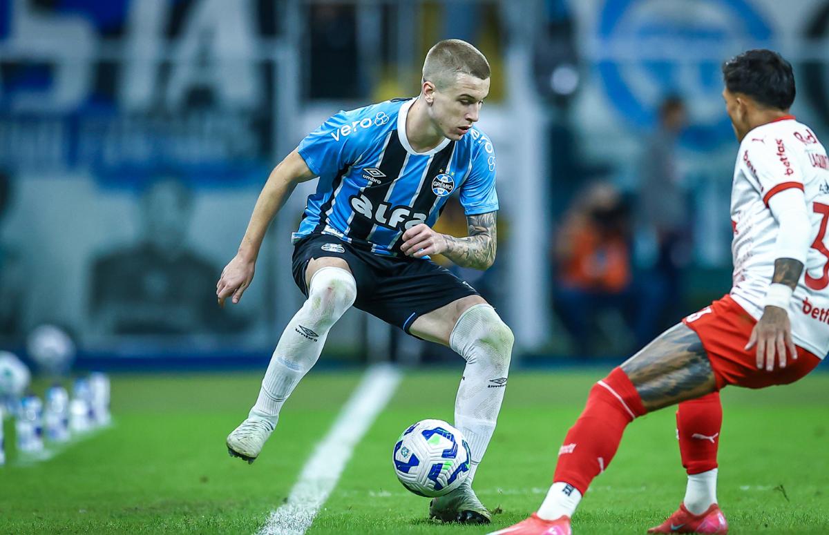Lateral Igor Serrote em lance do jogo do Grêmio contra o Bragantino, na Arena, pelo Brasileirão 2025