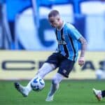 Igor Serrote com a bola em jogo do Grêmio contra o Santos