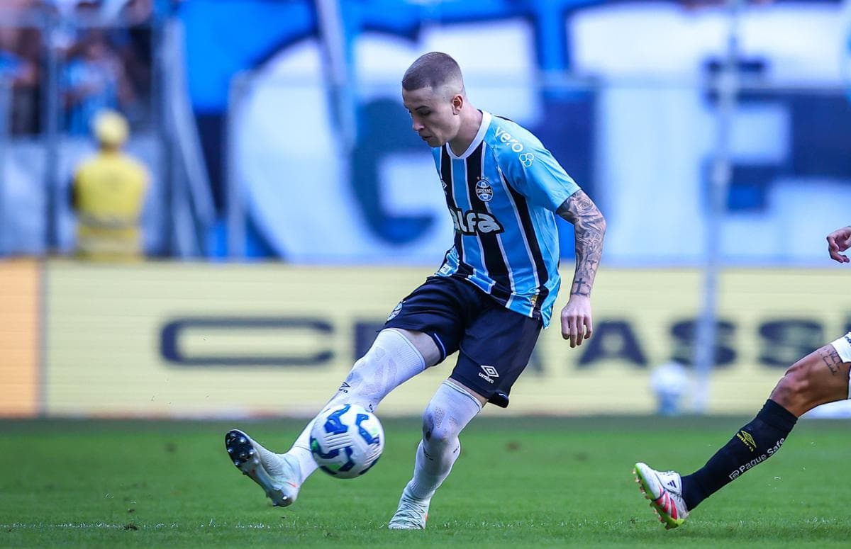 Igor Serrote com a bola em jogo do Grêmio contra o Santos