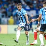 Lateral João Pedro em lance de jogo do Grêmio contra o Internacional, pelo Brasileirão 2025, na Arena