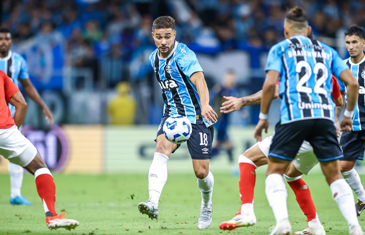 Lateral João Pedro em lance de jogo do Grêmio contra o Internacional, pelo Brasileirão 2025, na Arena