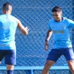 Lateral-esquerdo Marlon e o centroavante Arezo disputam a bola em treino do Grêmio no CT Luiz Carvalho.