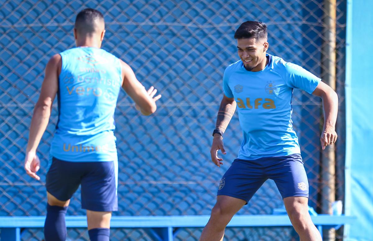 Lateral-esquerdo Marlon e o centroavante Arezo disputam a bola em treino do Grêmio no CT Luiz Carvalho.