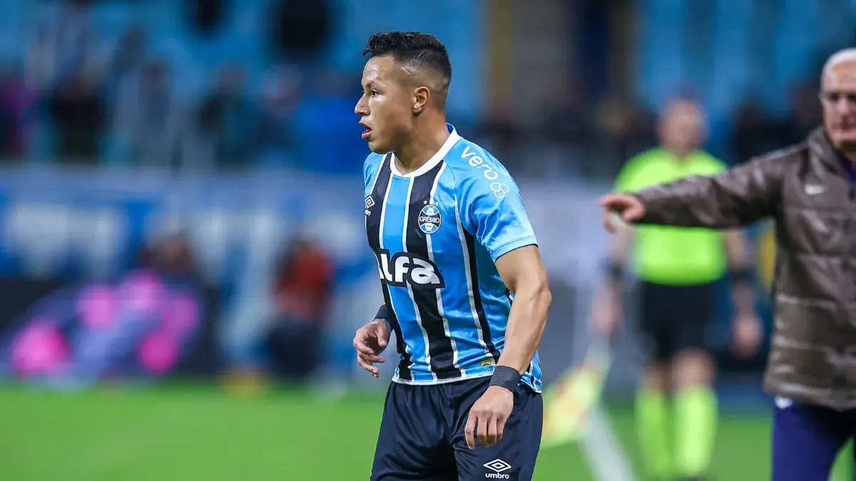 Marlon em lance do jogo do Grêmio contra o Corinthians, pelo Brasileirão 2025, na Arena