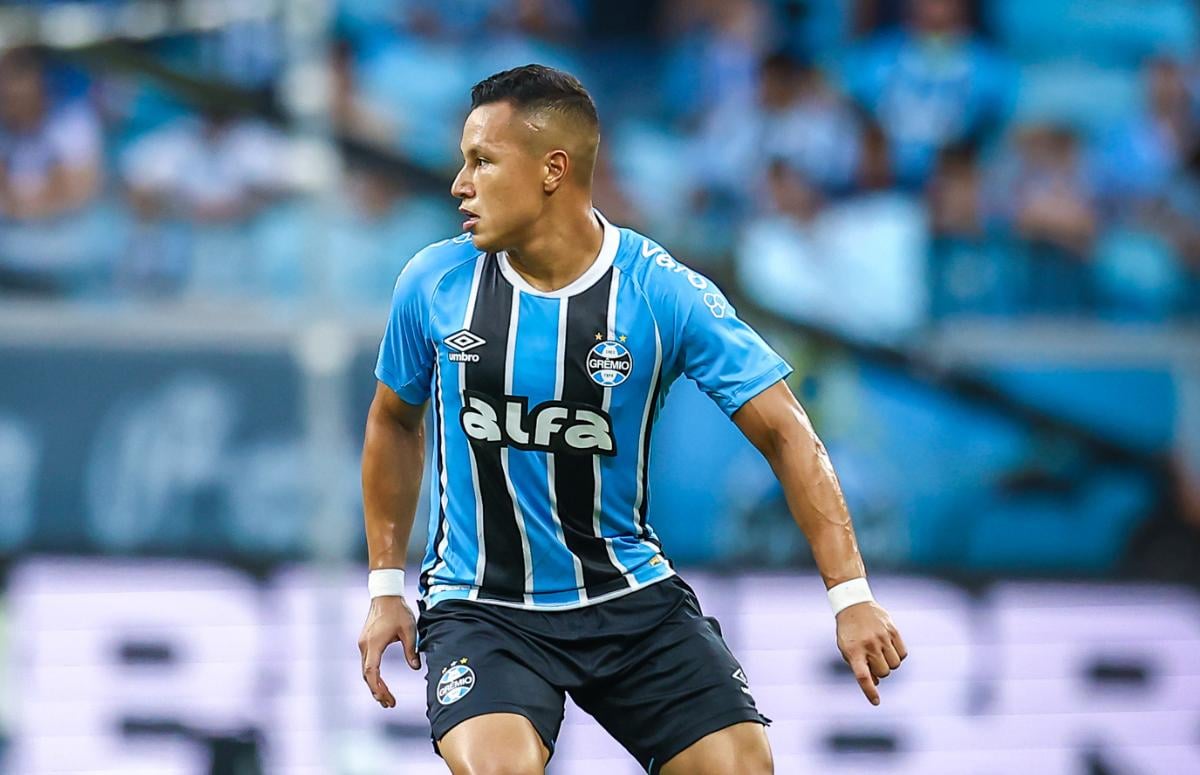 Lateral-esquerdo Marlon em lance de jogo do Grêmio contra o Santos