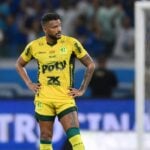 Lateral-esquerdo Reinaldo, ex-Grêmio, com as mãos na cintura em jogo do Mirassol contra o Cruzeiro