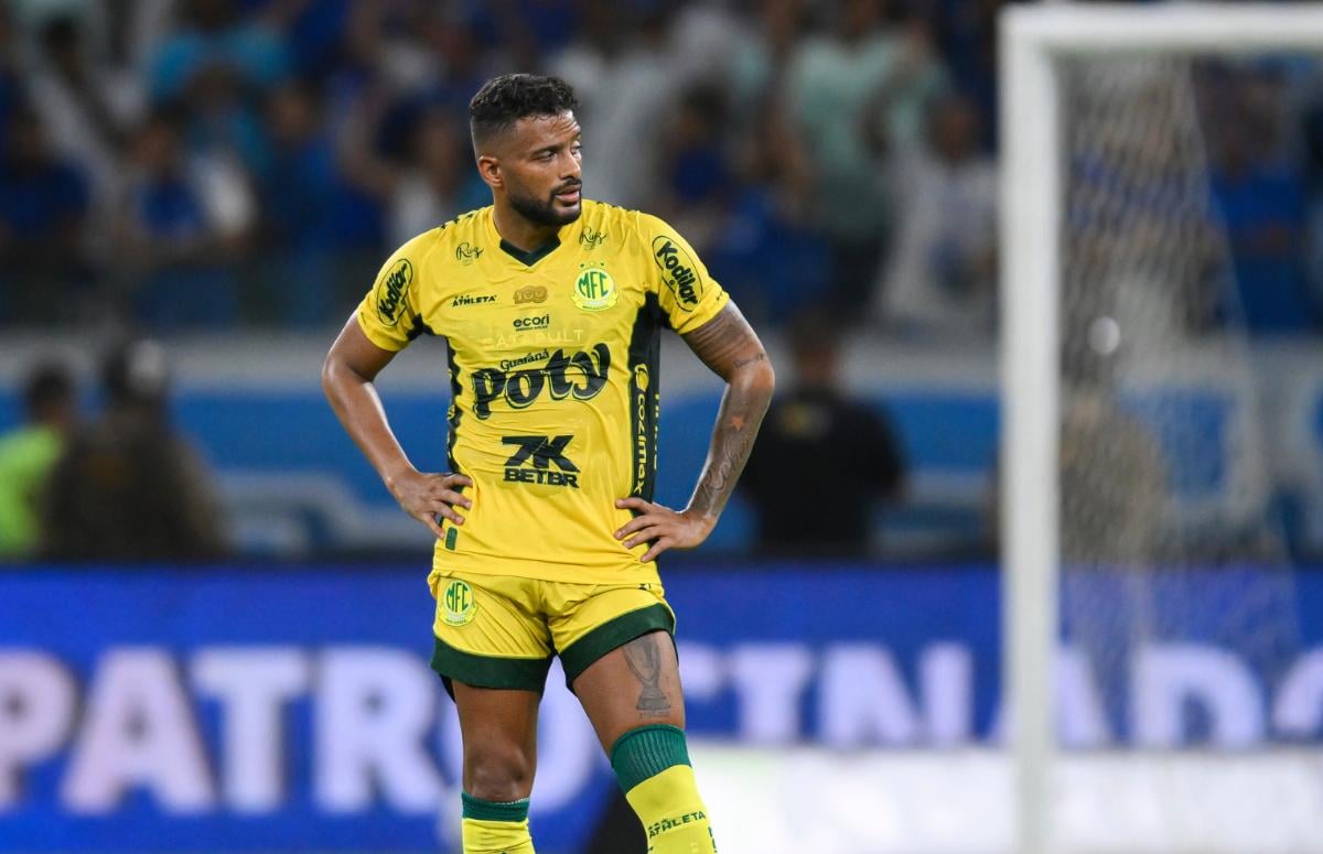 Lateral-esquerdo Reinaldo, ex-Grêmio, com as mãos na cintura em jogo do Mirassol contra o Cruzeiro