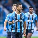 Lateral João Pedro comemorando gol do Grêmio contra o Godoy Cruz, pela Sul-Americana 2025