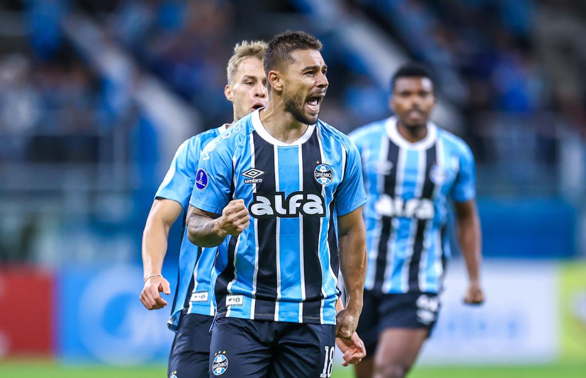 Lateral João Pedro comemorando gol do Grêmio contra o Godoy Cruz, pela Sul-Americana 2025