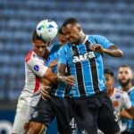 Luan Cândido disputa bola de cabeça em lance de jogo do Grêmio contra o Atlético Grau, no Peru, pela Copa Sul-Americana 2025