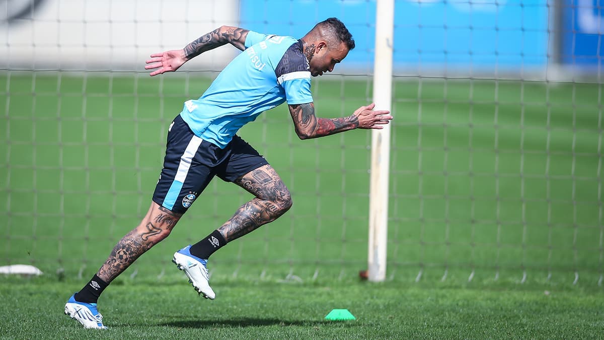 Luan em treino do Grêmio