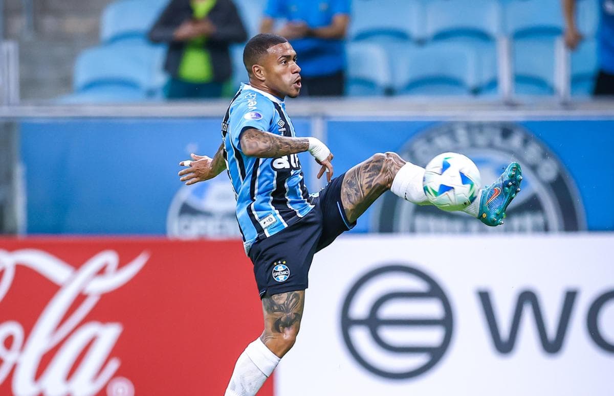 Lucas Esteves disputando a bola em jogo do Grêmio contra o Godoy Cruz na Arena pela Sul-Americana 2025