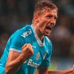 Lucas Leiva pelo Grêmio