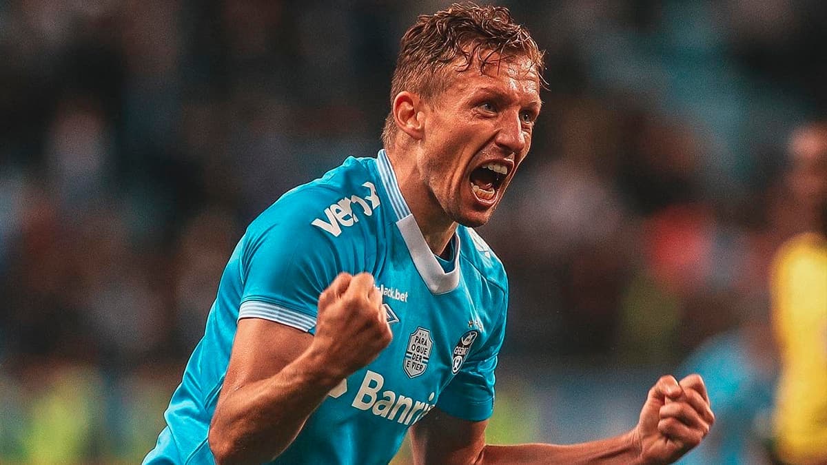 Lucas Leiva pelo Grêmio