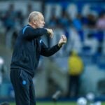 Técnico Mano Menezes gesticulando com as mãos em jogo do Grêmio contra o Bragantino, pelo Brasileirão 2025