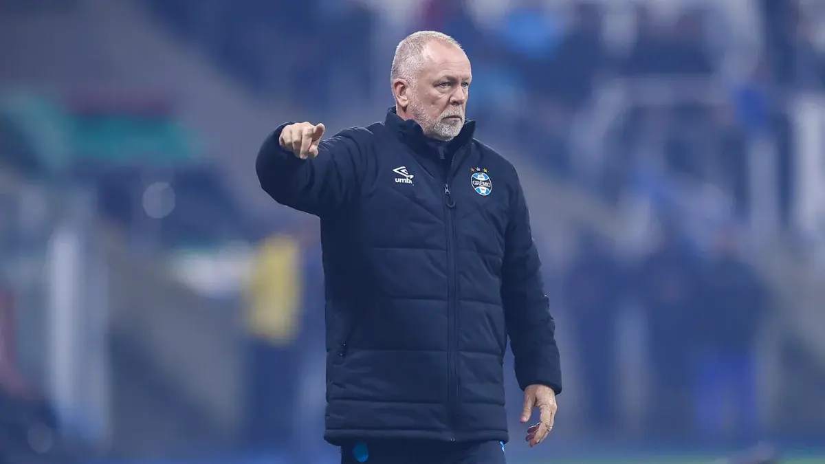 Técnico Mano Menezes em jogo do Grêmio contra o Corinthians